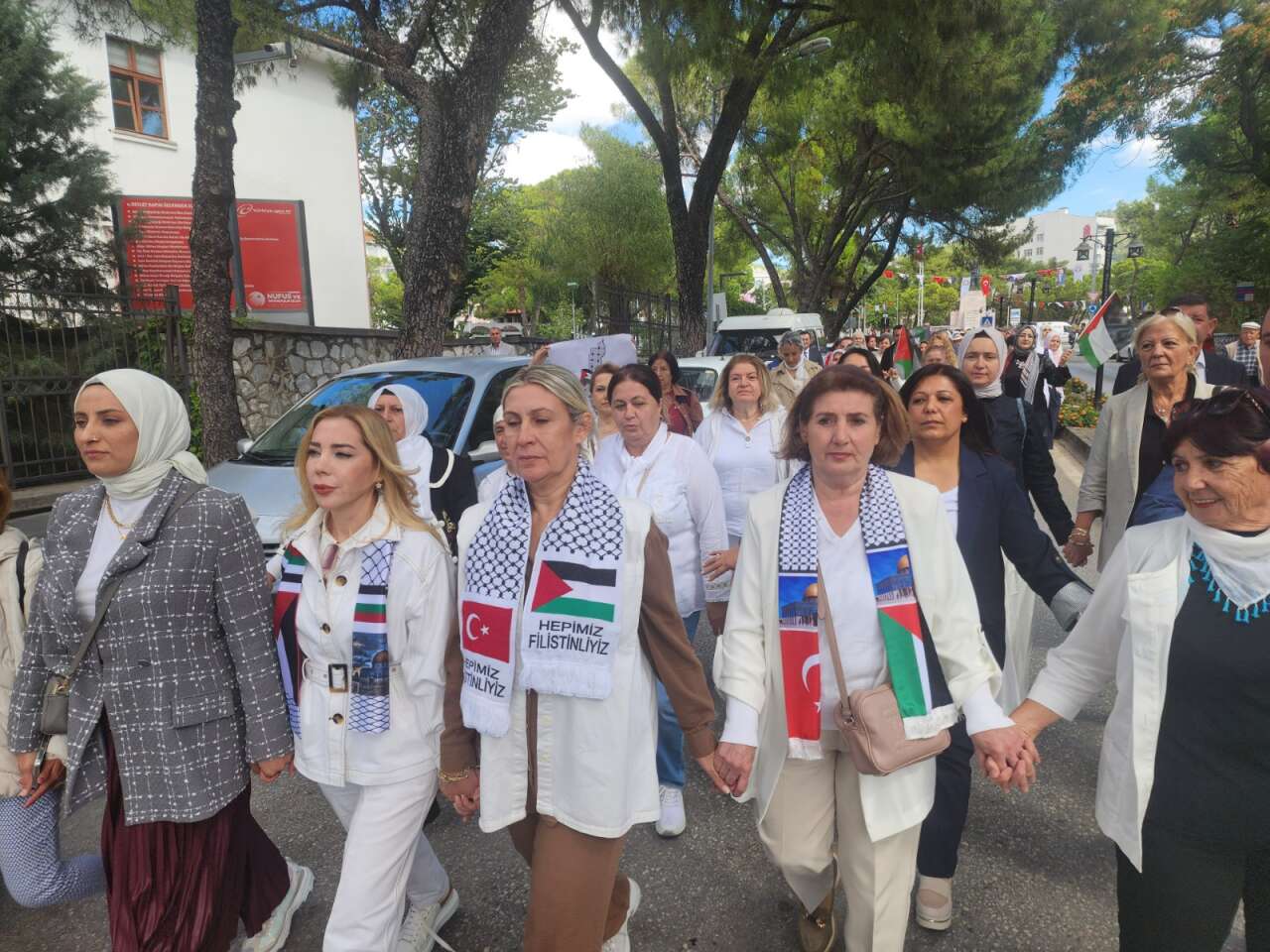 Muğla’da AK Partili Kadınlardan “Beyaz Kıyafetlerle” Sessiz Çığlık Eylemi 1